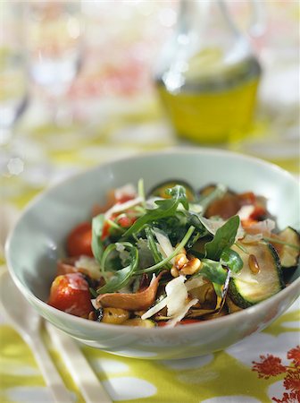 simsearch:825-05812940,k - Courgette,raw ham and tomato salad Fotografie stock - Rights-Managed, Codice: 825-05812315