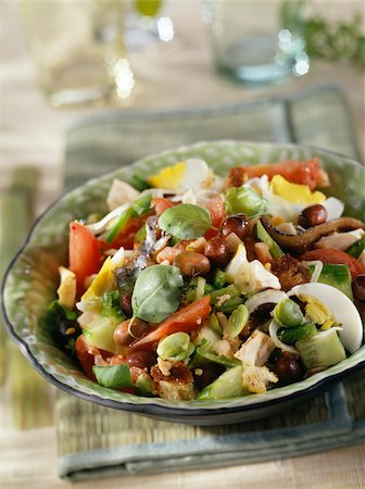 simsearch:825-05814214,k - Poulet, haricots de clairons, oeuf dur et salade de basilic Photographie de stock - Rights-Managed, Code: 825-05812317