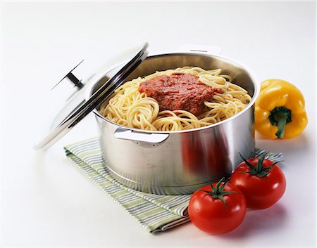 simsearch:825-07522418,k - Kochtopf von Spaghetti mit Tomatensoße Stockbilder - Lizenzpflichtiges, Bildnummer: 825-05812841