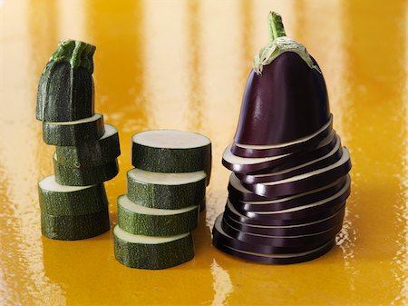 simsearch:825-05988024,k - Eggplants and zucchinis cut in round slices Foto de stock - Con derechos protegidos, Código: 825-05812914
