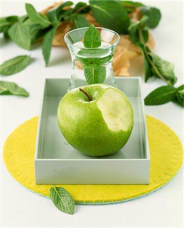 simsearch:825-07078261,k - Granny smith apple with bite Fotografie stock - Rights-Managed, Codice: 825-05813007