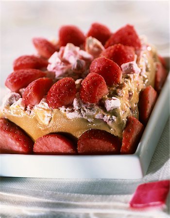 Strawberry Vacherin Stock Photo - Rights-Managed, Code: 825-05813114