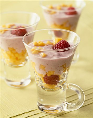 simsearch:825-05991066,k - Glasses of mango and raspberry yoghurt Fotografie stock - Rights-Managed, Codice: 825-05813121