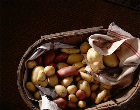 simsearch:825-06045713,k - Basket of potatoes Foto de stock - Direito Controlado, Número: 825-05813130