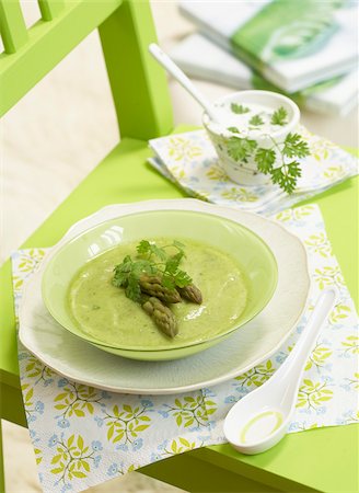 simsearch:825-05813816,k - Cream of green asparagus soup with herbs Foto de stock - Con derechos protegidos, Código: 825-05835664
