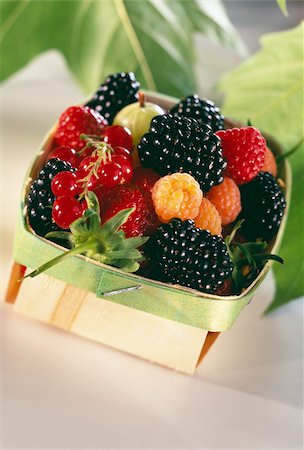 simsearch:825-05836990,k - Petit panier de fruits d'été Photographie de stock - Rights-Managed, Code: 825-05835767