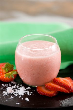 simsearch:825-05987749,k - Milk-Shake aux fraises et meringue Photographie de stock - Rights-Managed, Code: 825-05835760