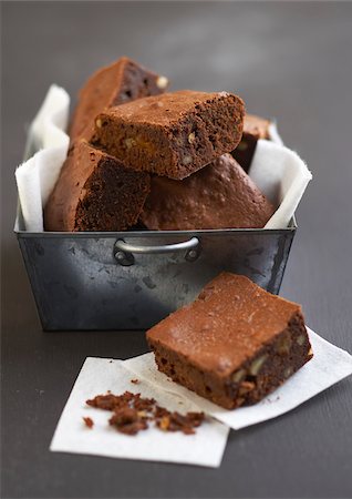 simsearch:652-03804001,k - Walnut brownies Foto de stock - Con derechos protegidos, Código: 825-05835763