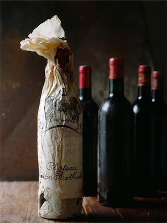 Bottles of Château Mouton Rothschild Foto de stock - Con derechos protegidos, Código: 825-05835818