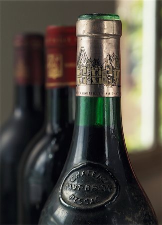 simsearch:825-05814348,k - Flaschen von Château Haut-Brion Stockbilder - Lizenzpflichtiges, Bildnummer: 825-05835821