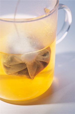 simsearch:825-06046853,k - Tea bag in a glass cup Foto de stock - Direito Controlado, Número: 825-05835855