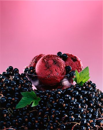 Schüssel mit Cassis-sorbet Stockbilder - Lizenzpflichtiges, Bildnummer: 825-05835933