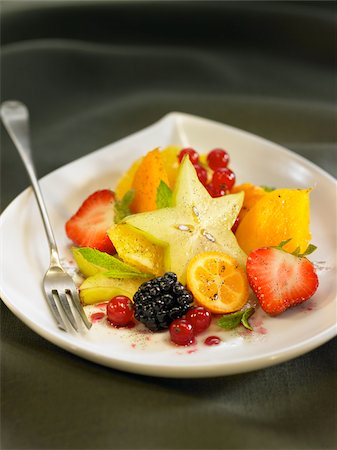 simsearch:825-07075840,k - Fruit salad with syrup Foto de stock - Direito Controlado, Número: 825-05836060