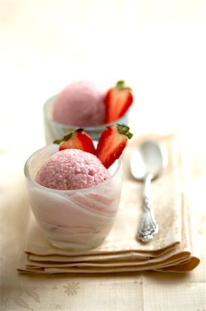 simsearch:825-05989215,k - Strawberry ice cream Foto de stock - Con derechos protegidos, Código: 825-05836195