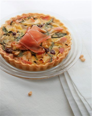 simsearch:652-03799982,k - Raw ham savoury tart Foto de stock - Con derechos protegidos, Código: 825-05836301