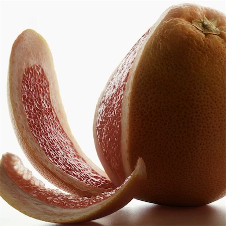 pampelmuse - Peeling a pink grapefruit Foto de stock - Con derechos protegidos, Código: 825-05836323