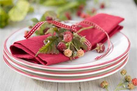 simsearch:825-05813421,k - Serviettenring mit Himbeeren Kleinstfilialen gemacht Stockbilder - Lizenzpflichtiges, Bildnummer: 825-05836357