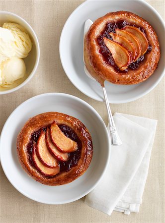 simsearch:652-03801545,k - Apple and redcurrant tartlets Foto de stock - Con derechos protegidos, Código: 825-05836377