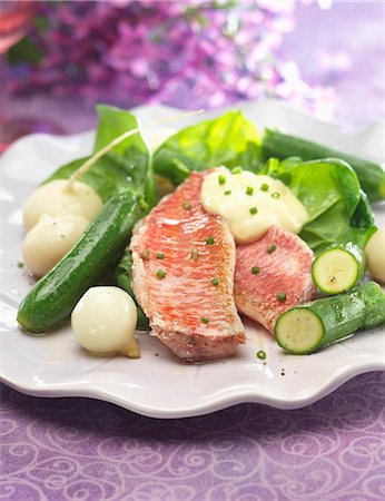 simsearch:652-03803238,k - Red mullet fillets with white butter sauce,zucchinis,turnips and onions Foto de stock - Con derechos protegidos, Código: 825-05836592