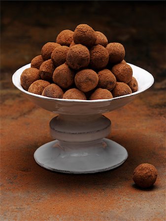 pralinen - Plat de truffes au chocolat Photographie de stock - Rights-Managed, Code: 825-05836687