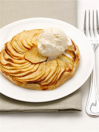 simsearch:652-05807088,k - Flaky pastry apple tart and a scoop of ice cream Foto de stock - Con derechos protegidos, Código: 825-05836683