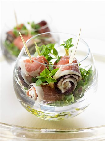 simsearch:652-03802660,k - Eggplant and raw ham rolled appetizers Foto de stock - Con derechos protegidos, Código: 825-05836816