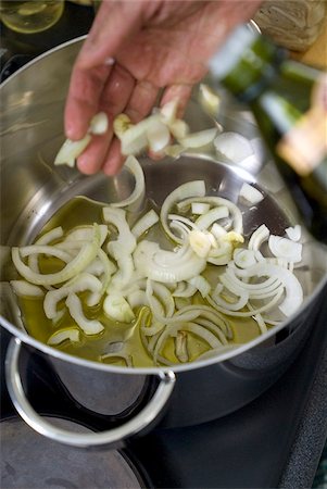 simsearch:825-07522110,k - Browning the onions in a stew pot Foto de stock - Direito Controlado, Número: 825-05836839
