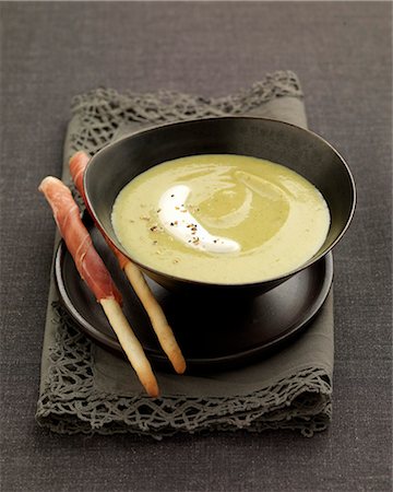 simsearch:825-03628954,k - Cream of zucchini soup with mascarpone Foto de stock - Direito Controlado, Número: 825-05836922