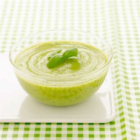 simsearch:825-02307790,k - Gaspacho de courgettes et basilic Photographie de stock - Rights-Managed, Code: 825-05836941