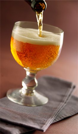 Pouring a glass of beer Stock Photo - Rights-Managed, Code: 825-05836976