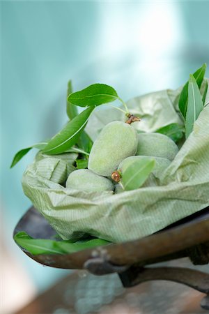 simsearch:614-06044200,k - Weighing fresh almonds Fotografie stock - Rights-Managed, Codice: 825-05836988