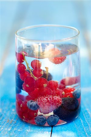 simsearch:825-05836990,k - Fruits d'été dans un verre d'eau Photographie de stock - Rights-Managed, Code: 825-05836992