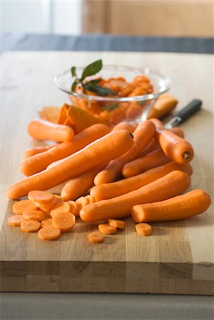 simsearch:652-07655666,k - Peeling carrots Stock Photo - Rights-Managed, Code: 825-05837094