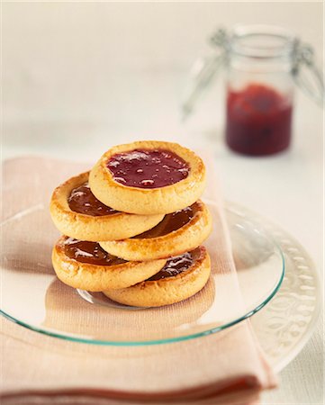 plätzchenteig - Shortbread Sommer Obst und Marillenmarmelade cookies Stockbilder - Lizenzpflichtiges, Bildnummer: 825-05837134