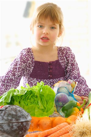 simsearch:825-03626988,k - Jeune fille devant une table de légumes Photographie de stock - Rights-Managed, Code: 825-05837165