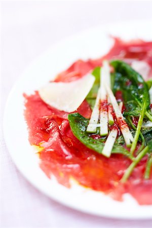 simsearch:652-05808081,k - Beef Carpaccio with spinach,parmesan and apple Fotografie stock - Rights-Managed, Codice: 825-05837184