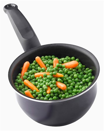 simsearch:825-05811437,k - Saucepan of peas and young carrots Foto de stock - Con derechos protegidos, Código: 825-05837249