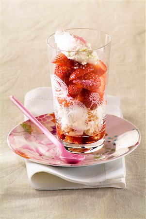 Erdbeere und Baiser dessert Stockbilder - Lizenzpflichtiges, Bildnummer: 825-05837277