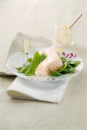simsearch:652-03803238,k - Steam-cooked salmon with white butter sauce Foto de stock - Con derechos protegidos, Código: 825-05837279