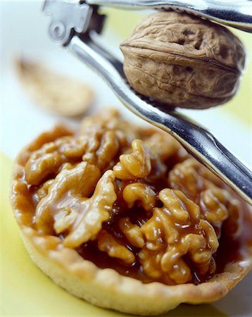 dried fruit falling - individual walnut tart Stock Photo - Rights-Managed, Code: 825-05984932