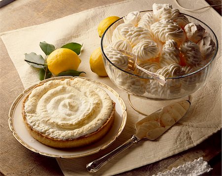 simsearch:652-05809535,k - Lemon Meringue pie Stockbilder - Lizenzpflichtiges, Bildnummer: 825-05984981