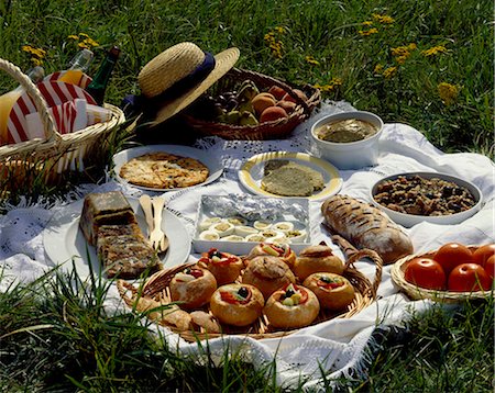 picnic without people - picnic with herb omelette, terrine in jelly, bagnat bread and ratatouille Stock Photo - Rights-Managed, Code: 825-05985079