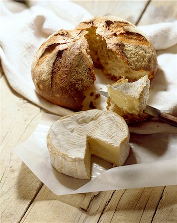 Camembert and bread Foto de stock - Direito Controlado, Número: 825-05985123