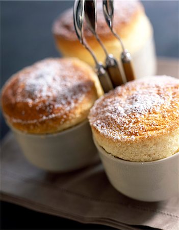 simsearch:825-05987450,k - Individual vanilla soufflés Foto de stock - Con derechos protegidos, Código: 825-05985198