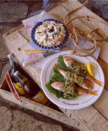 fish in box - grilled fillets of mullet wrapped in vine leaves with rice Stock Photo - Rights-Managed, Code: 825-05985219