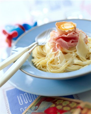 simsearch:825-05986730,k - pasta with ham ribbons and raw egg Foto de stock - Con derechos protegidos, Código: 825-05985369