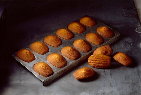 final - removing madeleine sponge cakes from tin Stock Photo - Rights-Managed, Code: 825-05985399