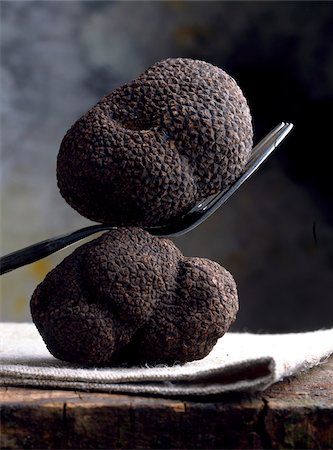 Black truffles with fork Foto de stock - Direito Controlado, Número: 825-05985476