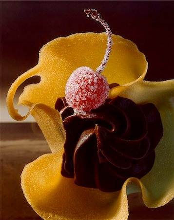 mousse au chocolat en biscuit de tulipe avec cerise Photographie de stock - Rights-Managed, Code: 825-05985507