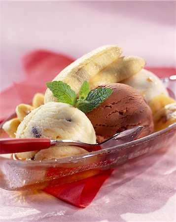 Banana split Stockbilder - Lizenzpflichtiges, Bildnummer: 825-05985583